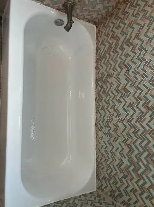 Bathtub replacement example by Detroit Bath Remodelers