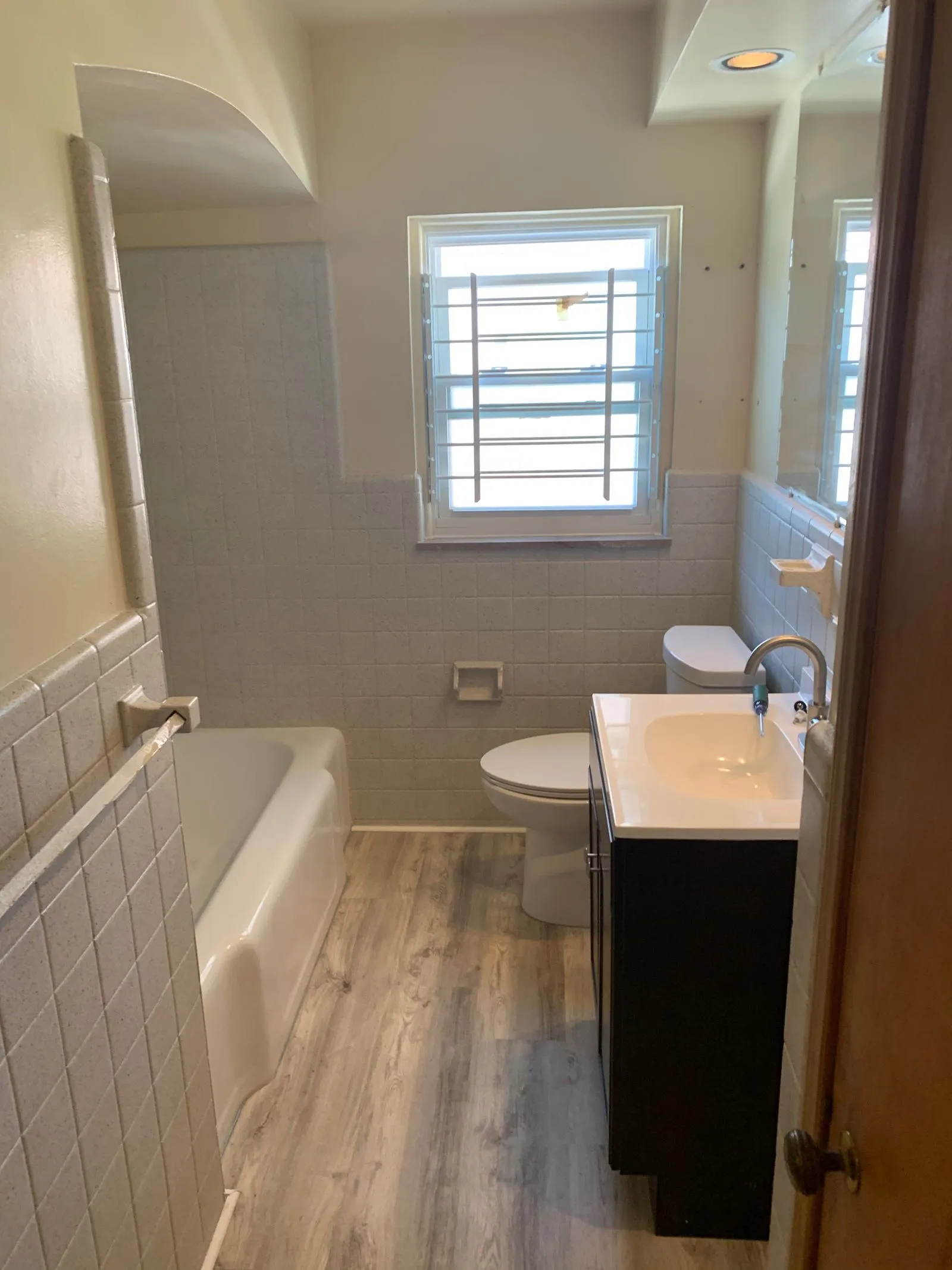 Freshly refinished bathtub and tile in a Metro Detroit bathroom